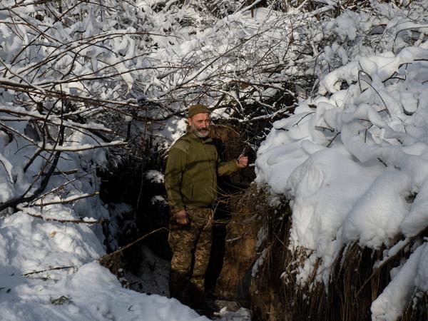 Ein ukrainischer Soldat steht am 22. November 2023 in Kupjans (Oblast Charkiw in der Ukraine) vor seinem Kommandograben.