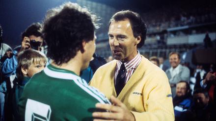 Der damalige Teamchef Franz Beckenbauer und Bernard Dietz während dessen Abschiedsspiels 1988.