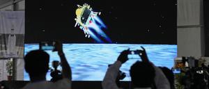 Journalisten filmen die Live-Übertragung der Landung des Raumschiffs «Chandrayaan-3» auf dem Mond. Die Sonde sei sicher auf dem Erdtrabanten angekommen, teilte die indische Weltraumbehörde ISRO im August 2023 mit.
