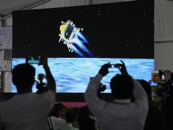 Journalisten filmen die Live-Übertragung der Landung des Raumschiffs «Chandrayaan-3» auf dem Mond in der ISRO-Einrichtung für Telemetrie, Ortung und Kommandonetz. 