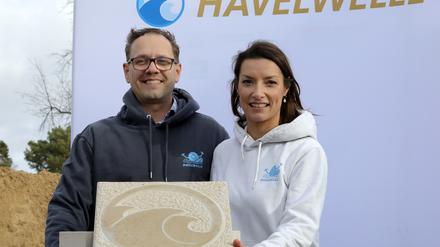 Ginette und Enrico Rhauda auf dem Gelände für die geplante Indoor-Surfhalle „Havelwelle“ in Bergholz-Rehbrücke.