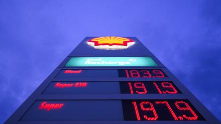 Nach der Einschätzung des ADAC ist das Preisniveau für Benzin und Diesel deutlich zu hoch.