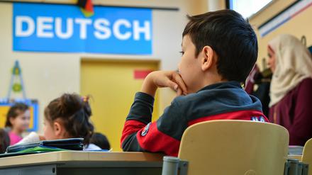 Flüchtlingskinder lernen in einer Klasse der Astrid-Lindgren-Grundschule in Frankfurt (Oder) Deutsch.