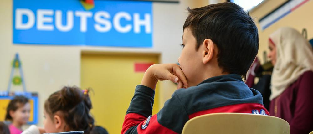 Flüchtlingskinder lernen in einer Klasse der Astrid-Lindgren-Grundschule in Frankfurt (Oder) Deutsch.