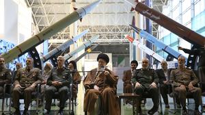 Noch gilt die Fatwa von Revolutionsführer Chamenei (M.), wonach der Einsatz einer  Atomwaffe „unislamisch“ sei.