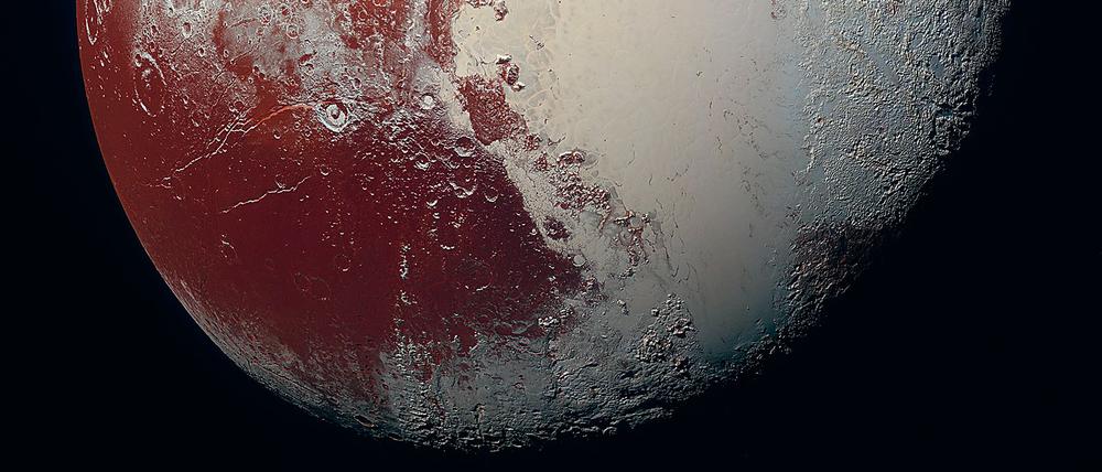 Ein von der Nasa herausgegebenes Farbfoto zeigt den Planeten Pluto, fotografiert von der Raumsonde New Horizons.