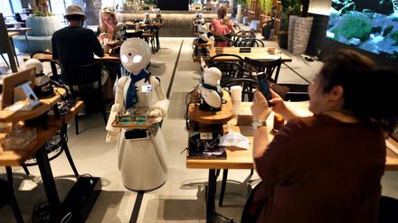 Das Dawn Café in Tokio: Ein Roboter serviert die Getränke.