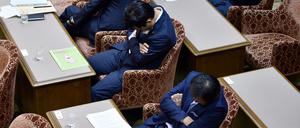 Japanische Abgeordnete schlafen während einer Unterbrechung des Sonderausschusses des Oberhauses für Sicherheitsgesetze im Parlament. 