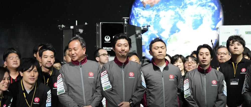 Takeshi Hakamada (M), Gründer und CEO von ispace, und seine Mitarbeiter stehen am Ende des Livestreams des privaten Monderkundungsprogramms «Hakuto-R» bei der Mondlandungsveranstaltung im Miraikan.