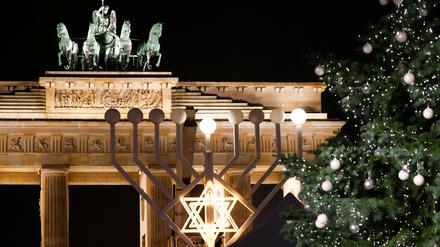 Chanukka-Leuchter vor dem Brandenburger Tor in Berlin (Archiv).