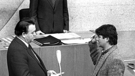 Hessens Ministerpräsident Holger Börner (SPD) vereidigt am 12. Dezember 1985 den grünen Umweltminister Joschka Fischer. 