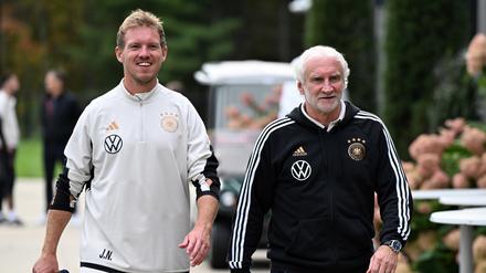 Julian Nagelsmann (l) und Rudi Völler, DFB-Sportdirektor, nach dem Training in den USA im Oktober 2023.