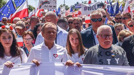 Oppositionsführer Donald Tusk und Friedensnobelpreisträger Lech Walesa beim Marsch der Hoffnung im Juni.