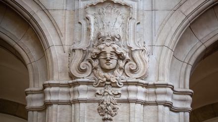 Ein Relief mit der Abbildung der Justitia, der römischen Göttin der Gerechtigkeit und des Rechtswesens, ist an einer Säule in der Eingangshalle im Kriminalgericht Moabit zu sehen.