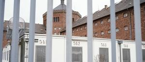ARCHIV - 03.02.2023, Baden-Württemberg, Bruchsal: Hinter den massiven Stäben des Gefängniszauns ist das Hauptgebäude der Justizvollzugsanstalt zu sehen. In diesem Gefängnis saß ein nun flüchtiger verurteilter Mörder ein. (zu dpa: «Flucht am Baggersee - Fahnder suchen europaweit nach einem Mörder») Foto: Uwe Anspach/dpa +++ dpa-Bildfunk +++