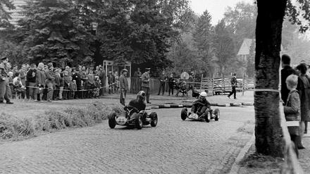 Das letzte K-Wagenrennen 1969 in Kleinmachnows Zentrum in der Straße Am Fuchsbau, Ecke Hohe Kiefer.