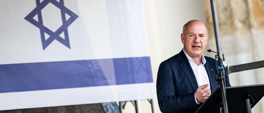 Kai Wegner (CDU), Regierender Bürgermeister von Berlin, spricht auf einer Solidaritätsdemo im Oktober 2023 für Israel auf dem Pariser Platz am Brandenburger Tor. 
