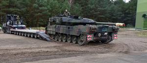 Ein Kampfpanzer Leopard 2 wird auf einen Schwerlasttransporter verladen. 