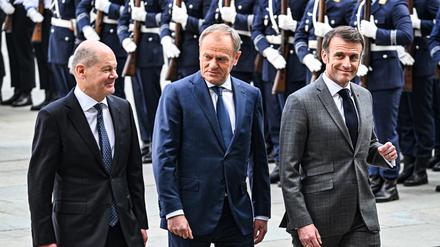 Bundeskanzler Olaf Scholz (SPD, l) empfängt Emmanuel Macron (r) und Donald Tusk.