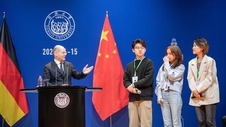 Bundeskanzler Olaf Scholz (SPD, links) bei einer Fragestunde mit Studierenden an der Tongji-Universität in Shanghai.