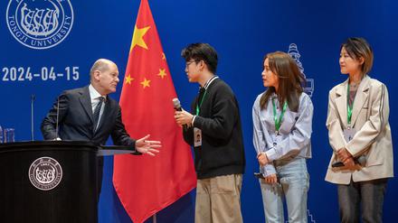 Bundeskanzler Olaf Scholz unterhält sich mit Studierenden an der Tongji-Universität in Shanghai. 