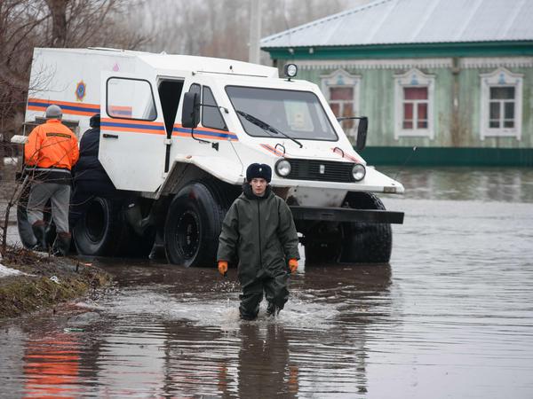 Kasachische Rettungskräfte evakuieren am 9. April 2024 Bewohner der überschwemmten Siedlung Pokrovka, etwa 90 km von der Stadt Petropavl entfernt, im Norden Kasachstans nahe der Grenze zu Russland. 