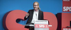 Kevin Hönicke im Jahr 2018 auf einem SPD-Parteitag.