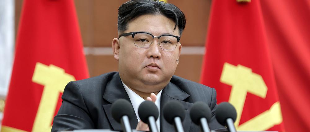 Die von der staatlichen nordkoreanischen Nachrichtenagentur zur Verfügung gestellten Aufnahme zeigt Kim Jong Un, Machthaber in Nordkorea, bei der neunten Plenarsitzung.