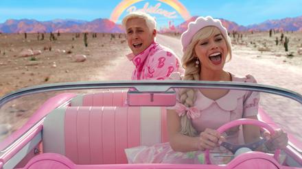 Ken und Barbie (Ryan Gosling und Margot Robbie) auf dem Weg in die Realität. Zumindest im Film.