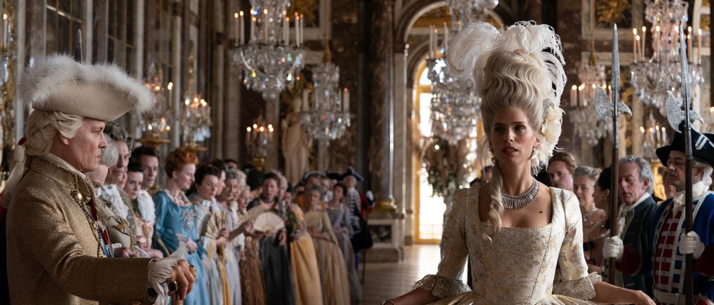 Liebe auf den ersten Blick: Louis XV. (Johnny Depp, l.) ist gleich bei der ersten Begegnung hingerissen von Jeanne (Maïwenn), trotz der strengen Etikette bei Hofe.