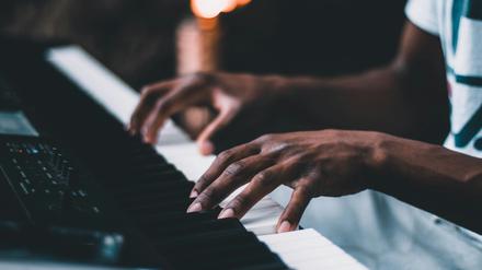 Zwei Prozent der Berufsmusiker leiden unter Verkrampfungen der Finger beim Spielen.
