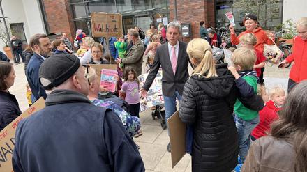 Kleinmachnows Bürgermeister Michael Grubert (SPD) musste sich vor der Gemeindevertretersitzung gegenüber aufgeregten Eltern für seine Pläne im Schulbereich rechtfertigen.