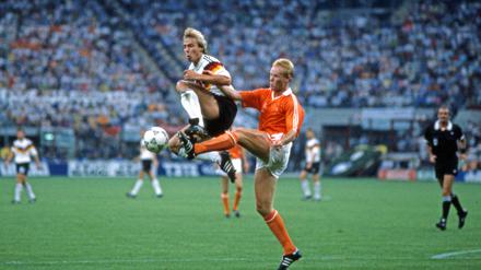 Jürgen Klinsmann (l.) während seines vielleicht größten Spiels: 1990 gegen Holland.