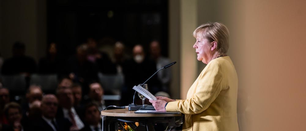 27.09.2022, Berlin: Angela Merkel (CDU), ehemalige Bundeskanzlerin, spricht bei der Eröffnungsveranstaltung der Bundeskanzler-Helmut-Kohl-Stiftung in der Friedrichstadtkirche am Gendarmenmarkt. Foto: Christoph Soeder/dpa +++ dpa-Bildfunk +++