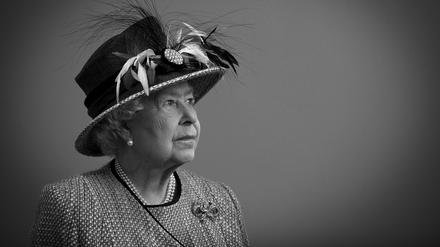 Foto von 2012: Königin Elizabeth II. bei der Eröffnung des renovierten Somerset House East Wing, King’s College London. 