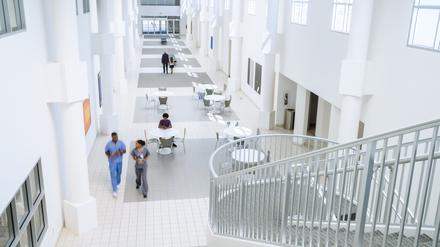 Blick in das Innere eines klar gegliederten und hellen Krankenhauses.