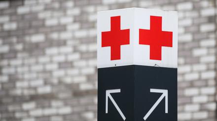 Ein Schild mit einem roten Kreuz weist den Weg zur Notaufnahme des KRH Klinikum Region Hannover Klinikum Siloah. 