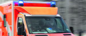 ARCHIV - 25.02.2022, Berlin: Ein Rettungswagen der Feuerwehr fährt auf einer Straße. (zu dpa: «Straßenbahn entgleist und landet an Hauswand») Foto: Fernando Gutierrez-Juarez/dpa-Zentralbild/dpa +++ dpa-Bildfunk +++ Polblog