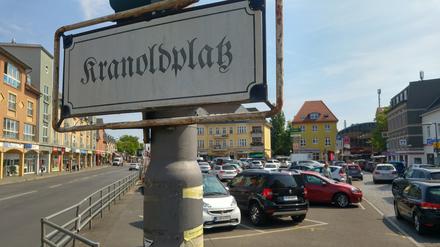 Bisher ist der Kranoldplatz in Lichterfelde-Ost an fünfeinhalb Tagen in der Woche vor allem eines: Parkplatz.