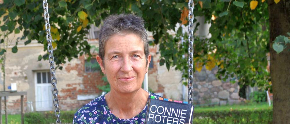 Krimiautorin Connie Roters mit ihrem Buch „Das tote Kind im Wind“. 