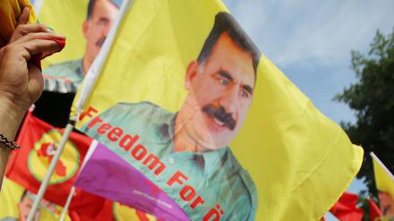 Kurden schwenken am im September 2016 in Köln auf einer Kundgebung Fahnen mit dem Konterfei des PKK-Gründers Abdullah Öcalan. 