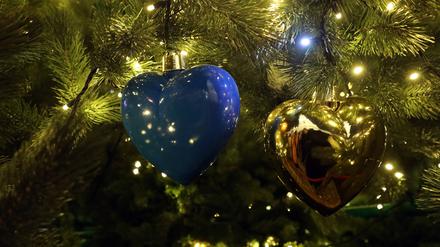 Herzförmige Kugeln in den Nationalfarben Blau und Gelb schmücken den Hauptweihnachtsbaum der Ukraine während der Beleuchtungszeremonie, die jedes Jahr am Nikolaustag auf dem Sofiiska-Platz in Kiew, der Hauptstadt der Ukraine, stattfindet.