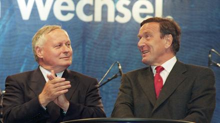 Vereint Helmut Kohl schlagen: SPD-Kanzlerkandidat Gerhard Schröder mit SPD-Parteichef Oskar Lafontaine im Wahlkampf 1998.