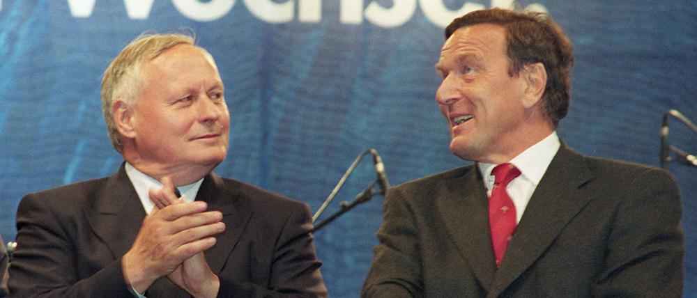 Vereint Helmut Kohl schlagen: SPD-Kanzlerkandidat Gerhard Schröder mit SPD-Parteichef Oskar Lafontaine im Wahlkampf 1998.