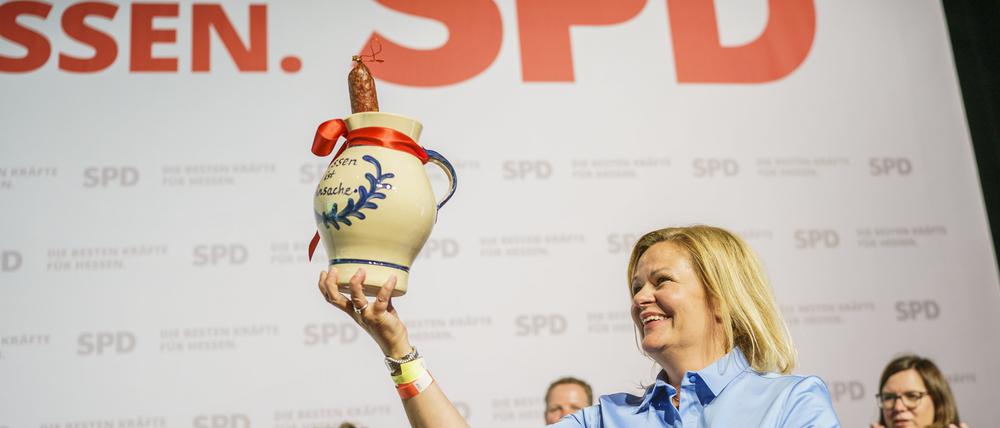 Nancy Faeser (SPD), Bundesinnenministerin, hält nach ihrer offiziellen Nominierung zur Spitzenkandidatin der Landtagswahl 2023 beim hessischen SPD-Parteitag einen Bembel nach oben.