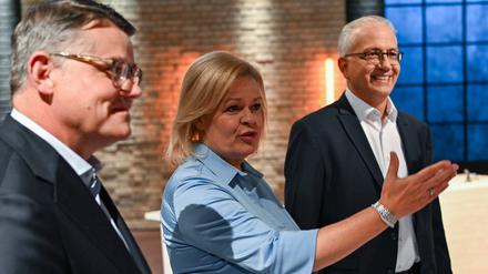 Die Spitzenkandidaten der hessischen Landtagswahl, Tarek Al-Wazir (Bündnis 90/Die Grünen, r-l), Wirtschaftsminister von Hessen, Nancy Faeser (SPD), Bundesinnenministerin, und Boris Rhein (CDU), Ministerpräsident von Hessen.