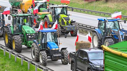Landwirte aus Polen sind auf der Autostrada A2 (Europastraße 30) mit ihren Fahrzeugen in Richtung deutsch-polnische Grenze unterwegs. 