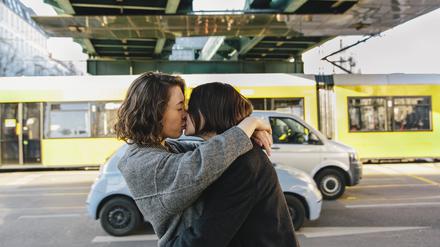 Küssendes lesbisches Paar in Berlin. Symbolbild