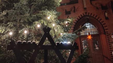 Lichtenberg feiert zum dritten Mal das jüdische Lichterfest mit einem Chanukka-Leuchter. Vor dem Rathaus in der Möllendorffstraße wird zu dem achttägigen Fest vom 7. bis 15. Dezember ein Leuchter stehen.