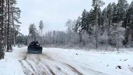 Ein Panzer fährt auf dem litauischen Truppenübungsplatz Gaiziunai, etwa 90 Kilometer nordwestlich der Hauptstadt Vilnius. 